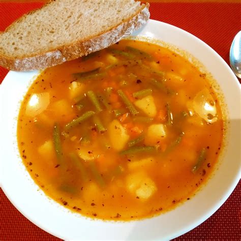 Obara s stročjim fižolom v loncu med kuhanjem