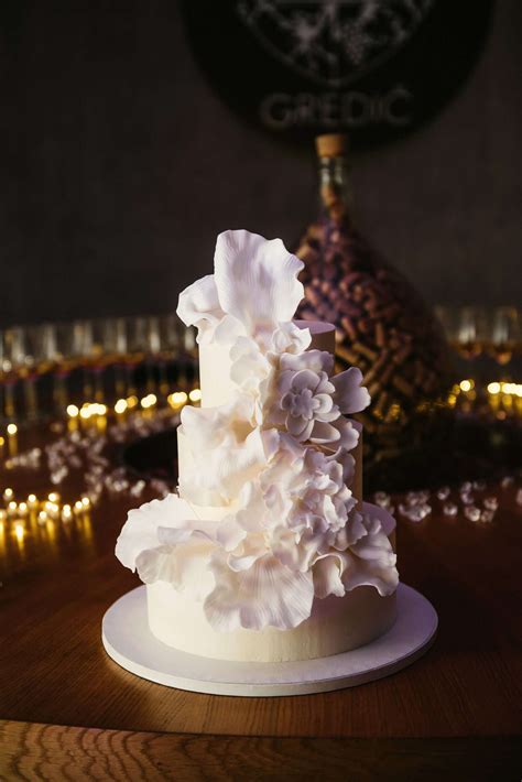 Poročna torta minimalističnega in elegantnega dizajna
