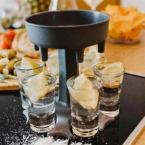 Fotografija polnjenja kozarcev z ajvarjem