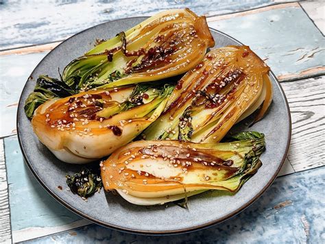 Infografika, ki prikazuje razliko med Napa zeljem in Pak Choi