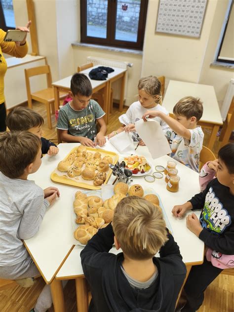 Tematska fotografija več vrst tuninega namaza, postreženega na različnih kruhkih