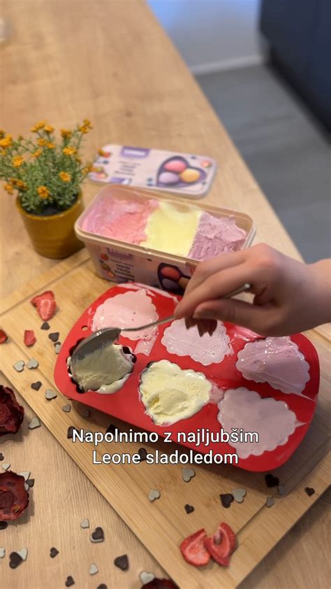 Fotografija zamrznjenih borovničevih jogurtovih ploščic
