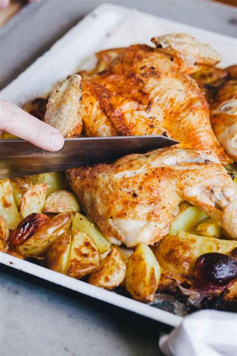 Pečen piščanec z limono in šparglji, postrežen s krompirjem