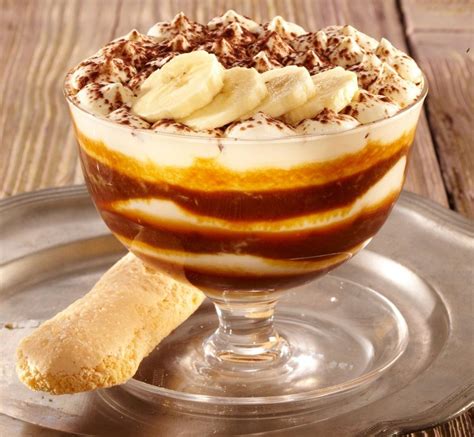 Trifle s skutino in kavno kremo