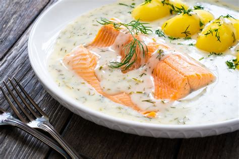 Kompozicija jedi z uporabo kopra (npr. losos s koprom, tzatziki, solata)