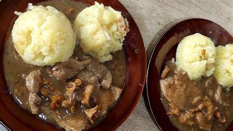 Fotografija mesne omake med kuhanjem