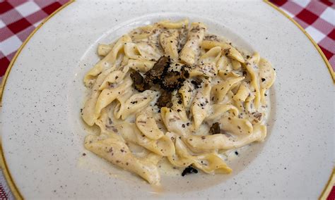Fotografija različnih, privlačno serviranih pic, ena s sirom burrata in ena s tartufato