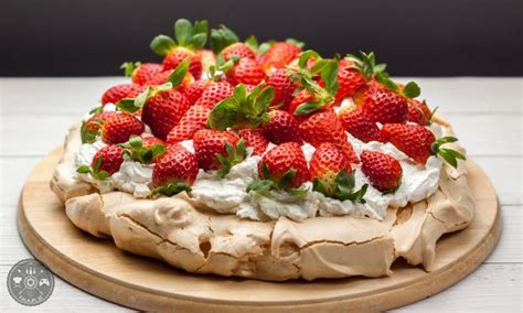 Pavlova torta z jagodami