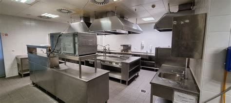 Tematska fotografija velike industrijske kuhinje z večjimi hladilniki