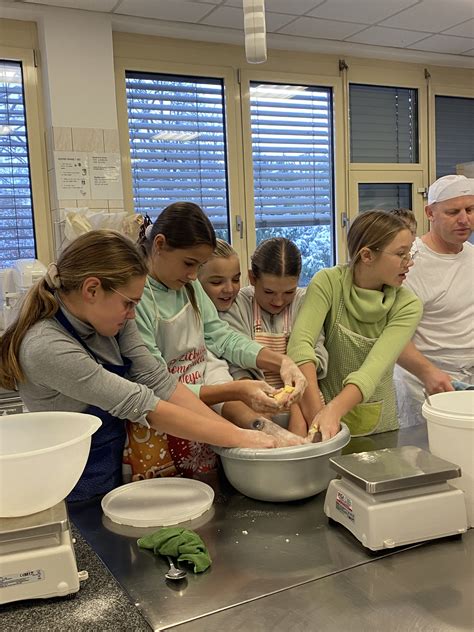 Fotografija: Dijaki med praktičnim poukom pekarstva v Biotehniškem centru Naklo