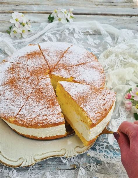 Fotografija biskvita v tortnem modelu po peki
