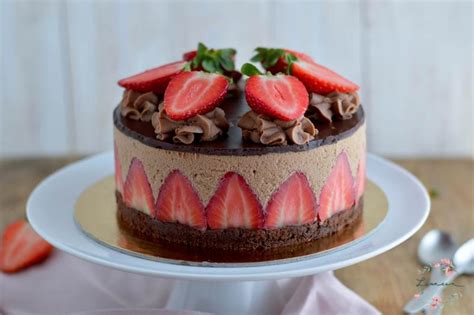 Tematsko foto: sočna čokoladna torta z jagodami