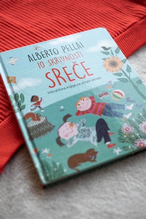 Otroci s starši ali dedki, ki skupaj pripravljajo pecivo v kuhinji.