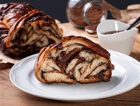Prepletena čokoladna babka, narezana na kose, ki razkriva bogato notranjost.