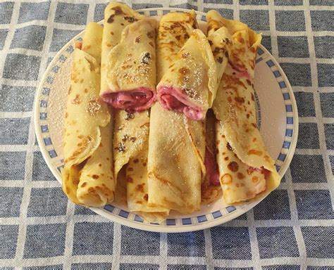 palačinke s skutinim nadevom in višnjami