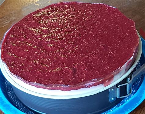 fotografija prereza čokoladne torte z malinovim želejem