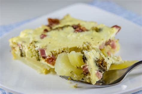 Sestavine za krompirjev narastek z brokolijem in mesninami (slanina, šunka)