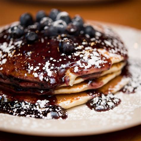 slika ameriških palačink z različnimi prelivi