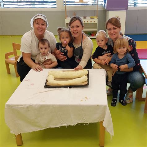 Tematska fotografija domačega skutinega zavitka na peki papirju