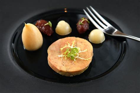Fotografija tradicionalne terine foie gras na servirnem pladnju
