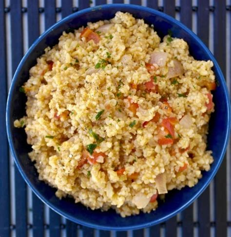 krožnik z bogato pripravljeno bulgur solato s svežo zelenjavo