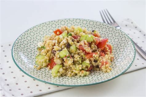 sestavine za mediteransko solato: tunina, paradižnik, kumare in kuhan bulgur