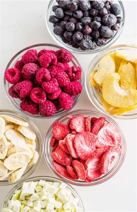 Fotografija različnih vrst zamrznjenega sadja v posodah (jagode, borovnice, maline, mango)