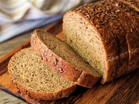 končni brezglutenski kruh, ki je narezan in prikazuje mehko sredico