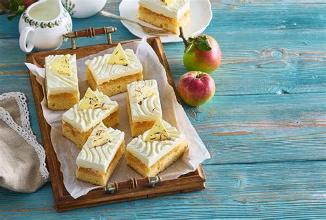 Ilustracija hitrega jabolčnega kolača v pekaču.