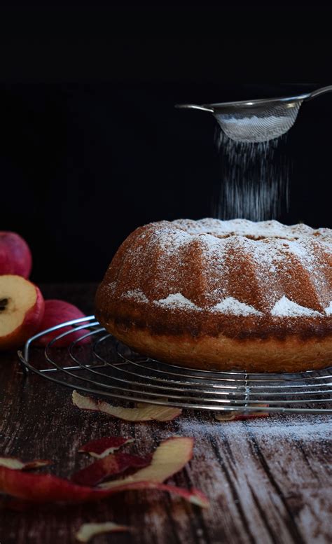 Jabolčni kolač, namazan z rdečo marmelado.