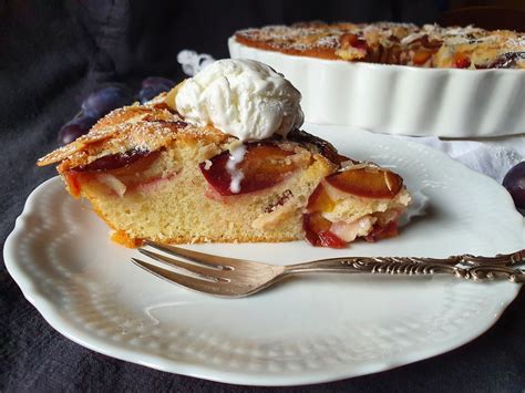 Fotografija pečene jabolčne torte z beljakovim snegom na vrhu