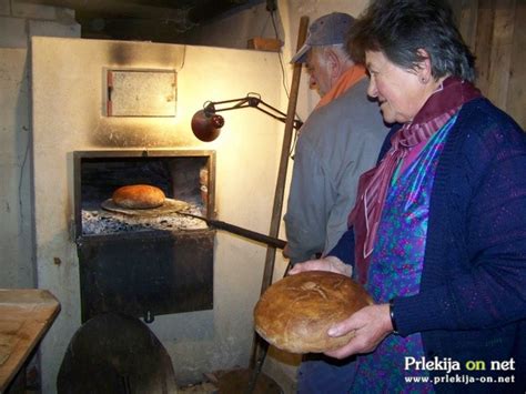 Zgodovinska ilustracija priprave prežganke v kmečki kuhinji