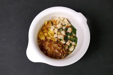 Sestavine za kruhov nadev (čebula, peteršilj, kruh, jajca, mleko)
