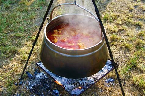Tematsko foto madžarskega golaža v kotlu