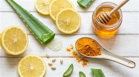 Prikaz različnih naravnih sestavin za nego las, kot so limona, aloe vera, jabolčni kis, jajca