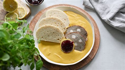 Tematska fotografija: Lonček kisle smetane med svežimi sestavinami na kuhinjski pultu