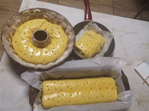 Fotografija krofnega testa, ki vzhaja na pomokanem prtu