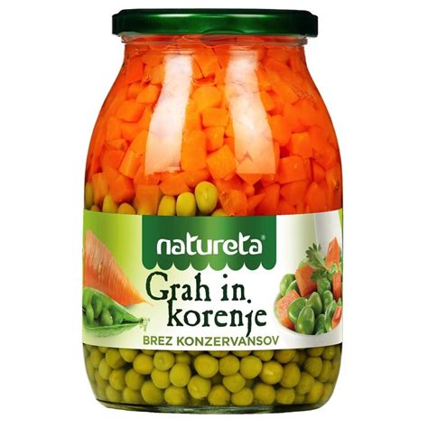 sveža zelenjava (korenje, grah, zelena, čebula) pripravljena za obaro