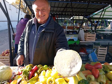 Fotografija svežega jagodičevja na tržnici