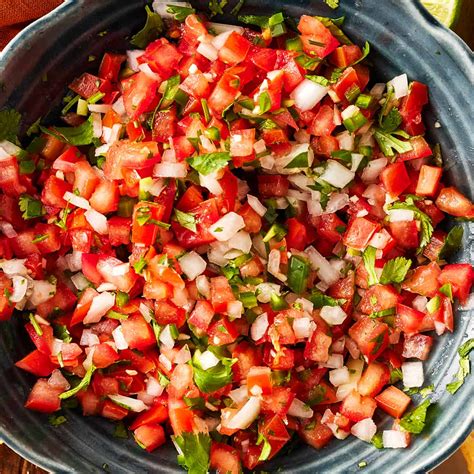 Fotografija sveže pripravljene Pico de Gallo s tortilja čipsom