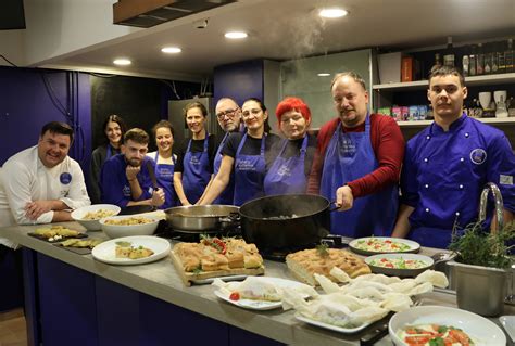 prikaz kuhanja bureka, skupnostna kuhinja