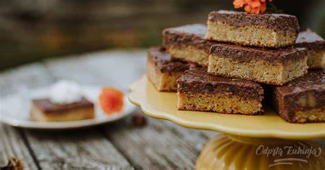 Tematsko foto: kostanjeve kocke, potresene s sladkorjem v prahu