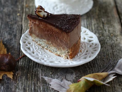 Tematsko foto: kos bogate kostanjeve torte s smetano in čokolado