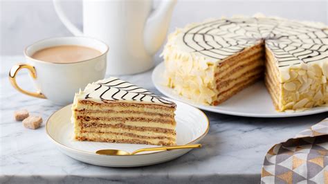 Foto: Kos Esterhazy torte z značilnim vzorcem in mandljevimi lističi