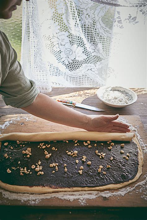 Fotografija masla narezanega na kocke, pripravljenega za vmešanje v testo