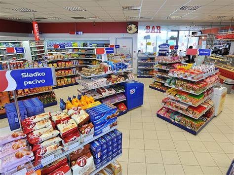 notranjost lokalne trgovine z lokalnimi pridelki