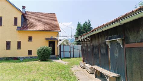 Zunanji pogled na slaščičarno Flere v centru Mengša z letnim vrtom
