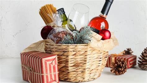 različna slovenska kulinarična darila v zabojčku