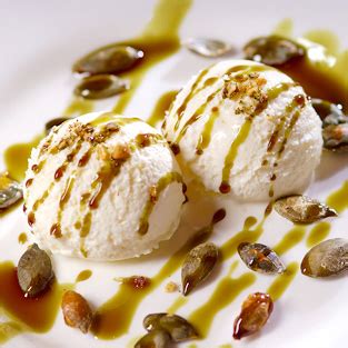 prikaz inovativnih slovenskih sladic, kot je sladoled z bučnim oljem