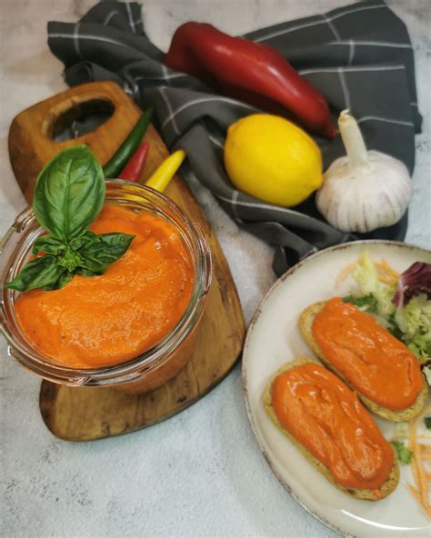 fotografija različnih načinov postrežbe lečinega namaza (s kruhom, zelenjavo)